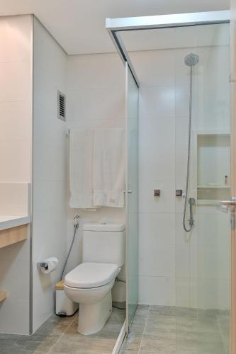 a bathroom with a toilet and a shower at Flat com DUAS suítes dentro do Hotel Address Faria Lima in Sao Paulo