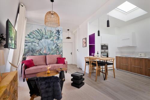 un salon avec un canapé et une table dans l'établissement Résidence Émile Zola, à Asnières-sur-Seine