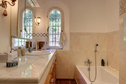 A bathroom at La Calade - Havre de paix - Gulf of Saint-Tropez -