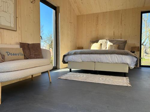 スカーレンデイケにあるHofstede Boterhoekのベッドとソファのある寝室