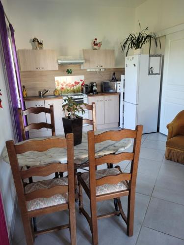 Dapur atau dapur kecil di Le Cocon Taillonais