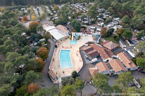 une vue aérienne d'une maison avec piscine dans l'établissement lesmobilhomesduferret - camping Les Embruns - mobil-homes de particuliers, funpass activités non inclus, à Lège-Cap-Ferret
