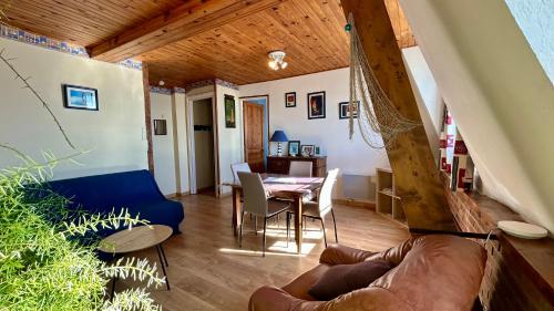 un salon avec une table et un canapé dans l'établissement Le Phare, appartement pour 4 personnes avec vue sur la baie de Somme, au Crotoy