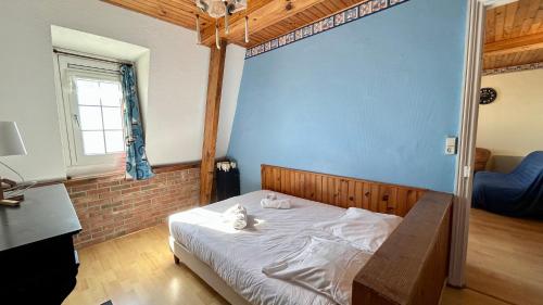 une chambre avec un lit avec deux animaux en peluche dessus dans l'établissement Le Phare, appartement pour 4 personnes avec vue sur la baie de Somme, au Crotoy