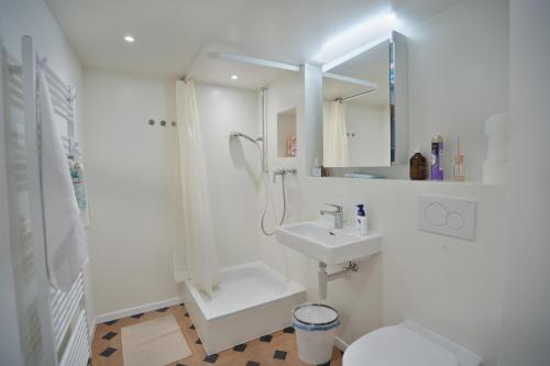 Cozy City Center, 4 Bedroom, New Kitchen, 120sq, 5min walk to Main Station
