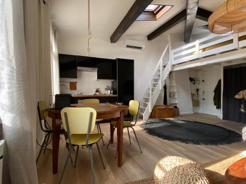 une cuisine et une salle à manger avec une table et des chaises dans l'établissement Cassis - Très beau studio climatisé à côté du port, à Cassis