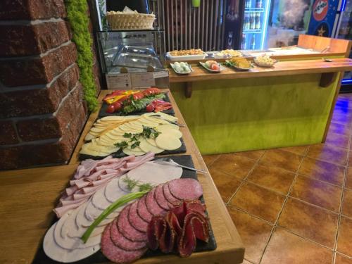 a buffet line with different types of meat and vegetables at Zielony Dom in Bolesławiec