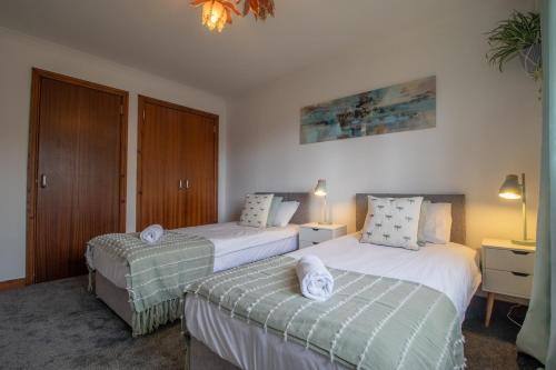 two beds in a hotel room with two beds sidx sidx sidx at Ideal Contractor Stay 2-Bed Near Glasgow Fort in Garthamlock
