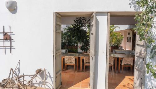 an open door to a dining room with a table at Hotel Alto Del Viento in Barichara