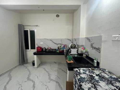 Η κουζίνα ή μικρή κουζίνα στο Venysa Home Stay at Salbari Siliguri