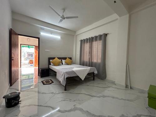 Ένα ή περισσότερα κρεβάτια σε δωμάτιο στο Venysa Home Stay at Salbari Siliguri