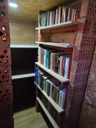 Perpustakaan di apartmen