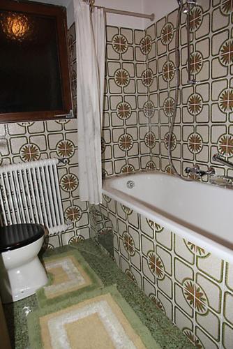 a bathroom with a toilet and a bath tub at Berghaus Maria in Pettneu am Arlberg