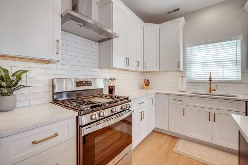 Η κουζίνα ή μικρή κουζίνα στο Walk to Beach Spacious Condo in North Wildwood!