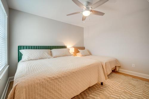 Ένα ή περισσότερα κρεβάτια σε δωμάτιο στο Walk to Beach Spacious Condo in North Wildwood!