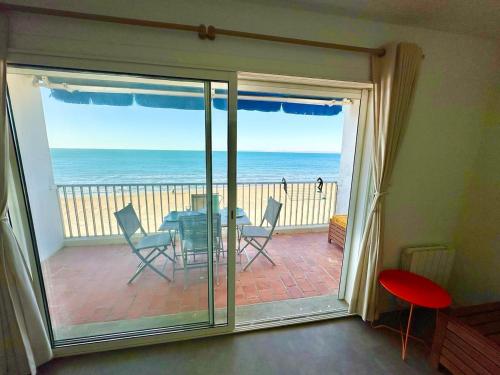 une salle à manger avec vue sur l'océan dans l'établissement L'Océanide face à la mer, au Grau-du-Roi