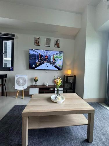 Il comprend un salon doté d'une table et d'une télévision à écran plat. dans l'établissement M S Staycation, à Manille