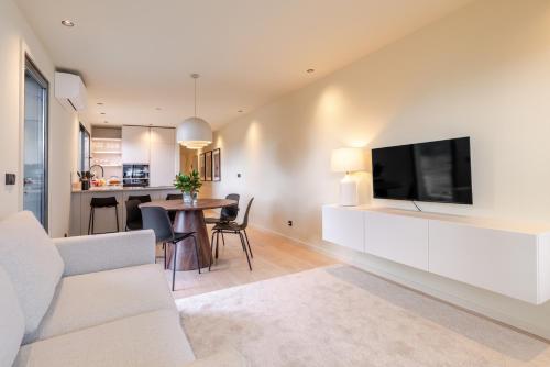 Η κουζίνα ή μικρή κουζίνα στο HostWise - Stylish Flat with Terrace & Garage