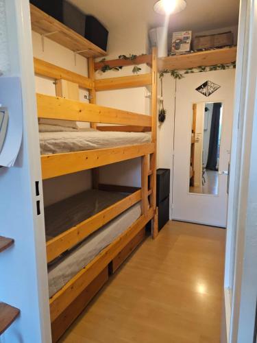 - une chambre avec lits superposés dans une petite maison dans l'établissement Studio au pied des pistes refait à neuf, à Enchastrayes