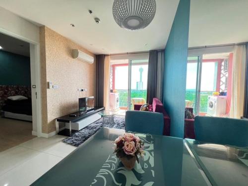 Μια τηλεόραση ή/και κέντρο ψυχαγωγίας στο Pattaya Park View Comfort Room