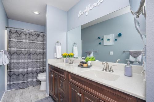 Koupelna v ubytování The Cove 39-3 By SDC, Big Deck, Pool, Hot Tub, Lake View, No Stairs