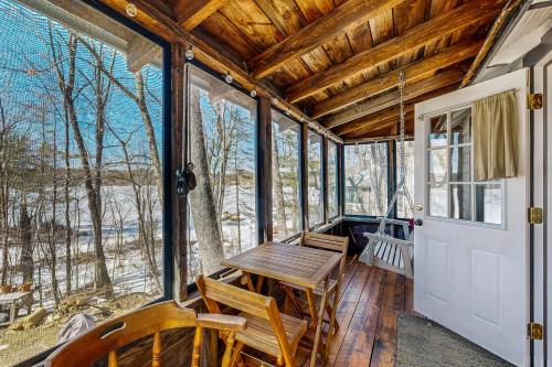 Dapur atau dapur kecil di Super Birch on Little Sebago Lake