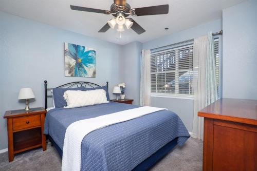 Postel nebo postele na pokoji v ubytování The Cove 39-3 By SDC, Big Deck, Pool, Hot Tub, Lake View, No Stairs