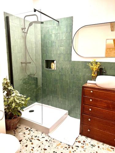 La salle de bains est pourvue d'une douche, d'une baignoire et d'un lavabo. dans l'établissement Greengates Sage Cottage Beautiful rural French home Hot tub Heated pool, à Chives