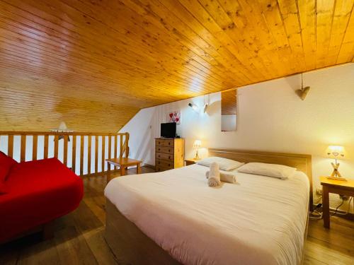 une chambre avec un lit avec deux ours en peluche dessus dans l'établissement Le Gibannaz, aux Gets