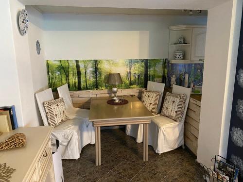 Χώρος καθιστικού στο Große Helle Wohnung am Wald in Bad Saarow Nahe Grünheide und Berlin Souterrain