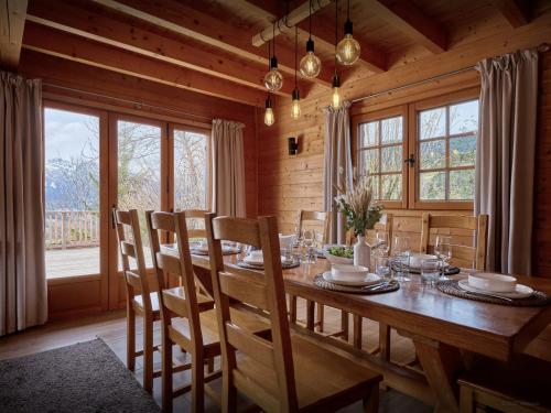 une salle à manger avec une table et des chaises en bois dans l'établissement Chalet Morclan - OVO Network, à Manigod