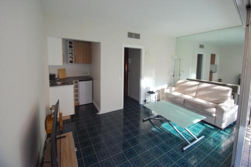 un salon avec un canapé et une table dans l'établissement #40 Studio Luxembourg Promenade Swimmingpool Rooftop, à Nice