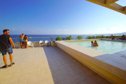 un homme debout dans une piscine sur un immeuble dans l'établissement #40 Studio Luxembourg Promenade Swimmingpool Rooftop, à Nice