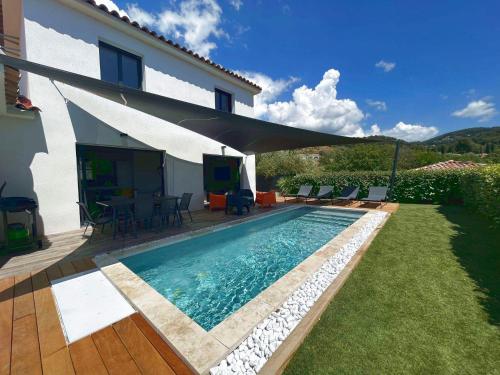 Villa 3 chambres piscine petanque clim