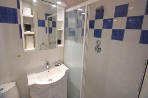 une salle de bain avec douche et lavabo dans l'établissement #40 Studio Luxembourg Promenade Swimmingpool Rooftop, à Nice