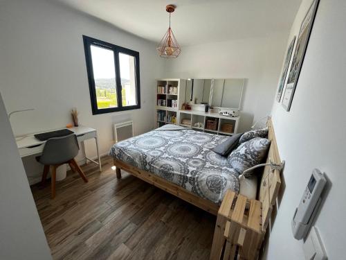 une chambre avec un lit, un bureau et une fenêtre dans l'établissement Villa 3 chambres piscine petanque clim, au Castellet