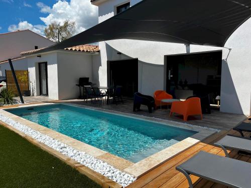 une piscine dans la cour d'une maison dans l'établissement Villa 3 chambres piscine petanque clim, au Castellet