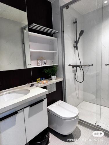 Ένα μπάνιο στο 9人2房海景套房 Seaview 2bedroom 9 pax bay suite near kk town by Gc