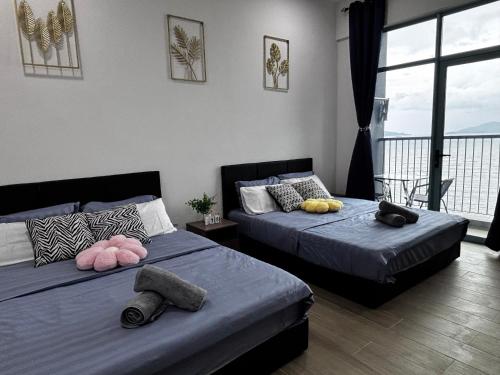 Ένα ή περισσότερα κρεβάτια σε δωμάτιο στο 9人2房海景套房 Seaview 2bedroom 9 pax bay suite near kk town by Gc