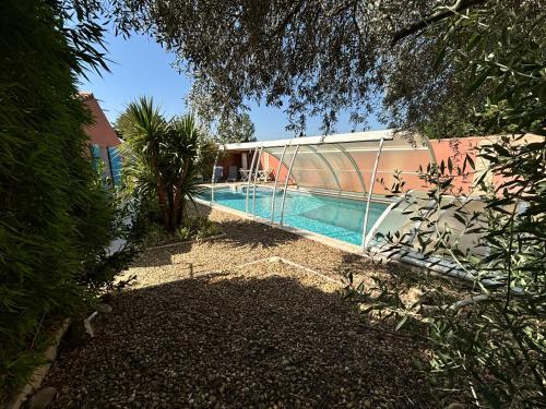 Photo de la galerie de l'établissement Villa Provençale, Piscine Privée & Bains de Soleil, à Mollégès