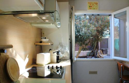 Photo de la galerie de l'établissement Villa Provençale, Piscine Privée & Bains de Soleil, à Mollégès