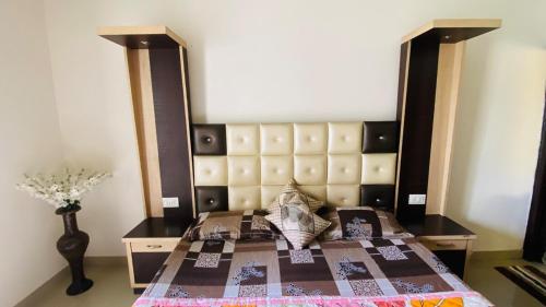- une chambre avec un lit doté d'une grande tête de lit dans l'établissement Comfy Homes- Fully Furnished Independent Floor, à Amritsar