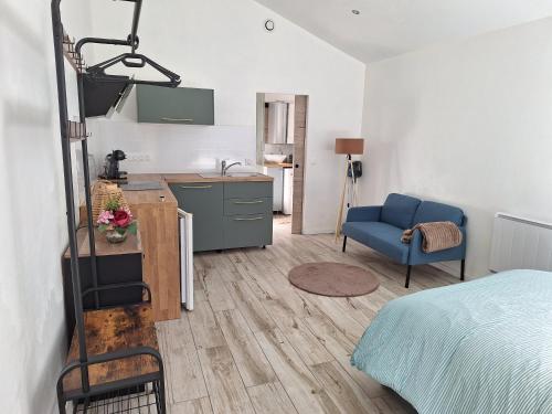 Il comprend une chambre avec un lit et une cuisine avec un évier. dans l'établissement La maison du bout d en haut, à Bessancourt