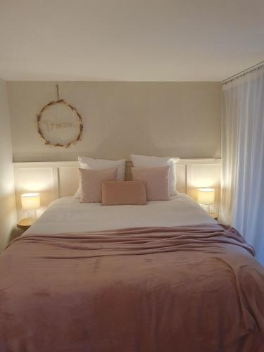 une chambre avec un grand lit blanc avec deux lampes dans l'établissement Studio SUZANNE à 2 pas de la plage, à Saint-Gilles-Croix-de-Vie