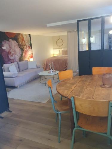 un salon avec une table et un canapé dans l'établissement Studio SUZANNE à 2 pas de la plage, à Saint-Gilles-Croix-de-Vie