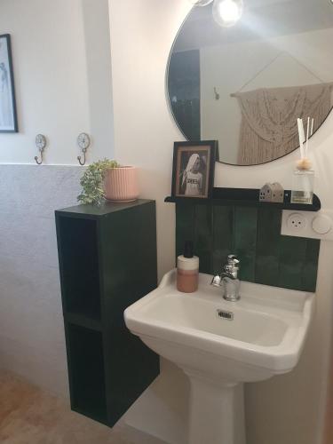 une salle de bain avec un lavabo blanc et un miroir dans l'établissement Studio SUZANNE à 2 pas de la plage, à Saint-Gilles-Croix-de-Vie