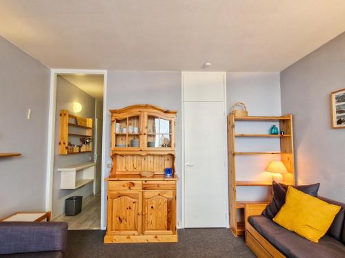 un salon avec un canapé et une étagère dans l'établissement Studio lumineux à Flaine · Près des pistes · Balcon - FR-1-425-226, à Arâches-la-Frasse