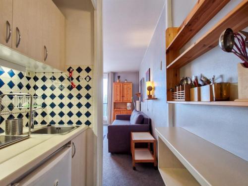 une cuisine avec un évier et un salon dans l'établissement Studio lumineux à Flaine · Près des pistes · Balcon - FR-1-425-226, à Arâches-la-Frasse