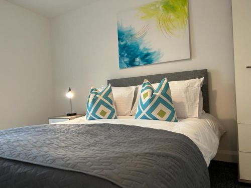 Ένα ή περισσότερα κρεβάτια σε δωμάτιο στο Linen Loft Apartments, Olympia Arcade, High Street, Kirkcaldy, KY1 1QF