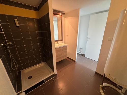 une salle de bain avec douche et lavabo dans l'établissement Garden & City Toulon, à Toulon